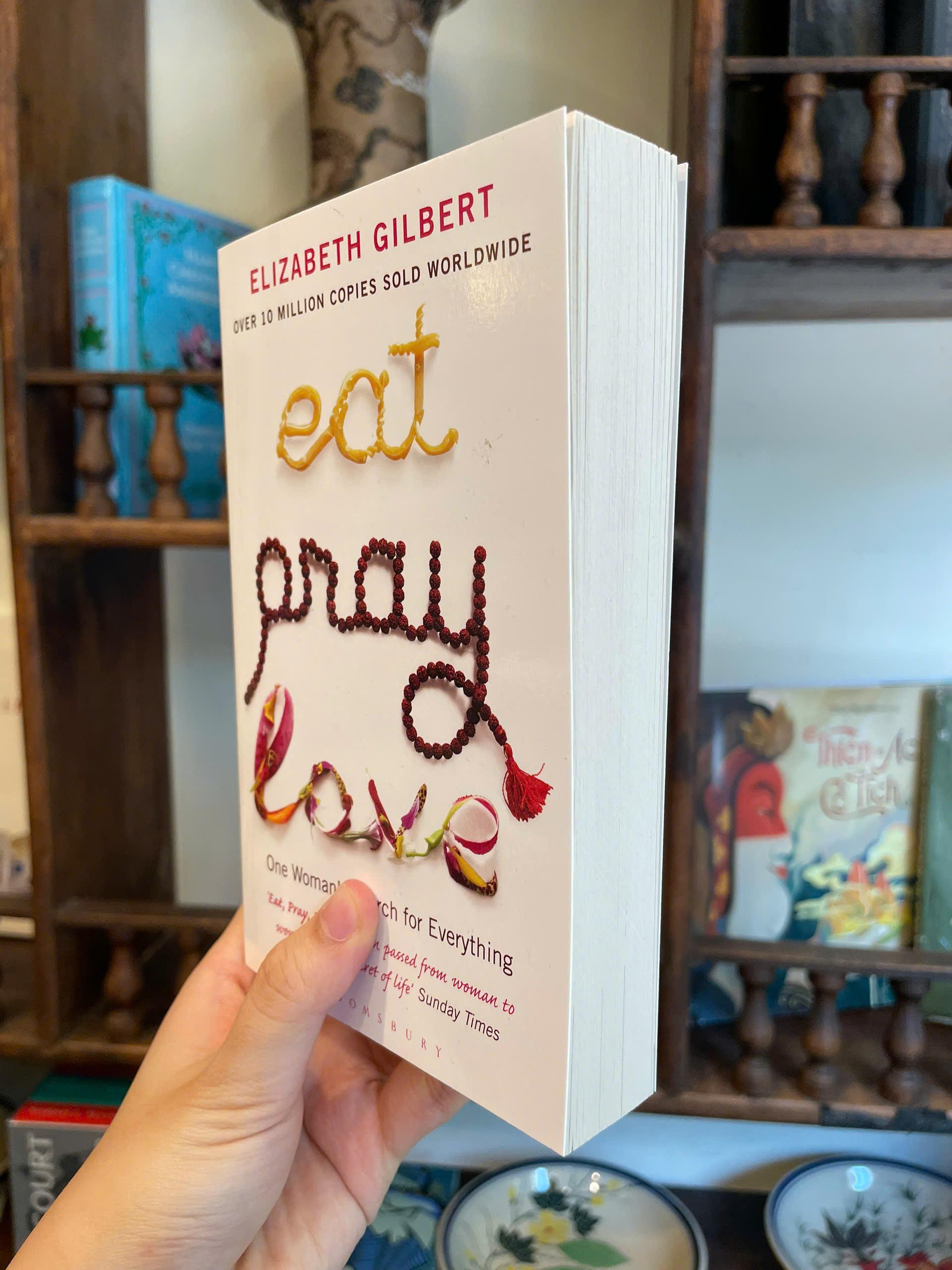 Sách - Eat Pray Love: One Woman's Search for Everything by Elizabeth Gilbert -  Memoir English book