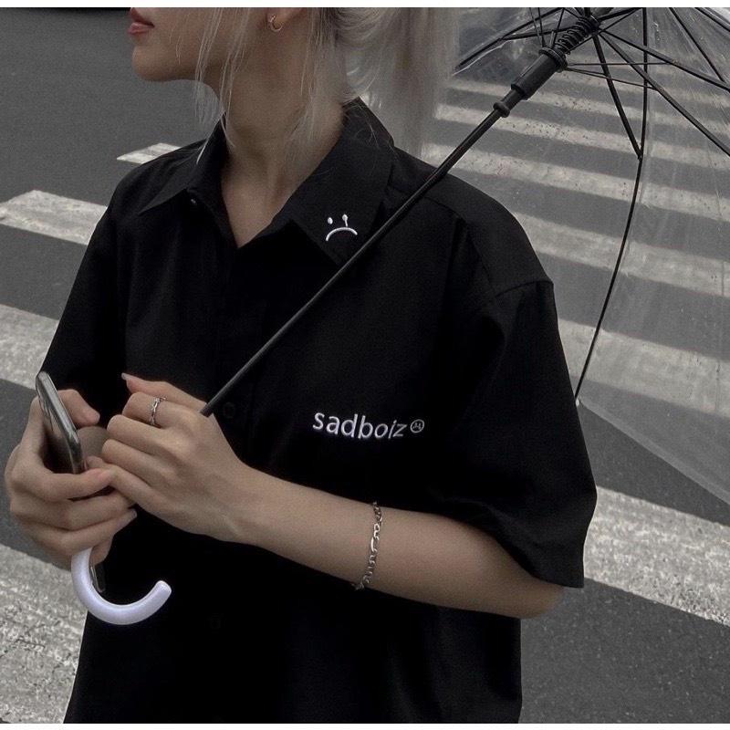 Áo sơ mi tay ngắn nam nữ unisex màu đen thêu chữ SADBOIZ