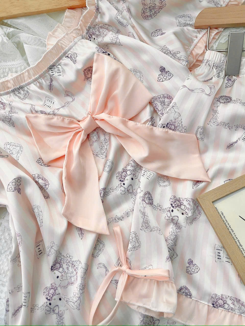 Bộ Đồ Ngủ Hello Kitty Lụa Quảng Châu Cao Cấp Nơ Bèo Tiểu Thư