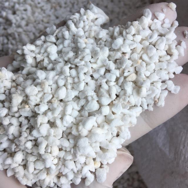 Đá perlite trộn đất trồng cây gois 1Kg (giữ ẩm, xốp đất, tăng cường sự phat triển bộ rễ