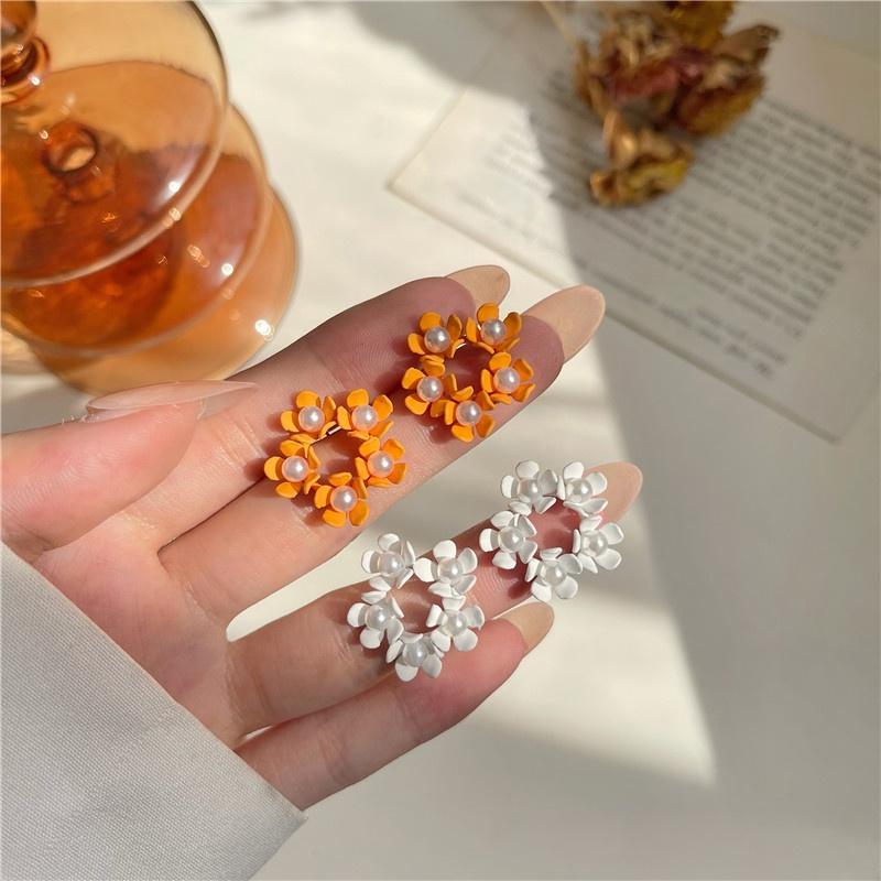 Bông tai nữ hoa nhí kết vòng thiết kế dễ thương phụ kiện trang sức