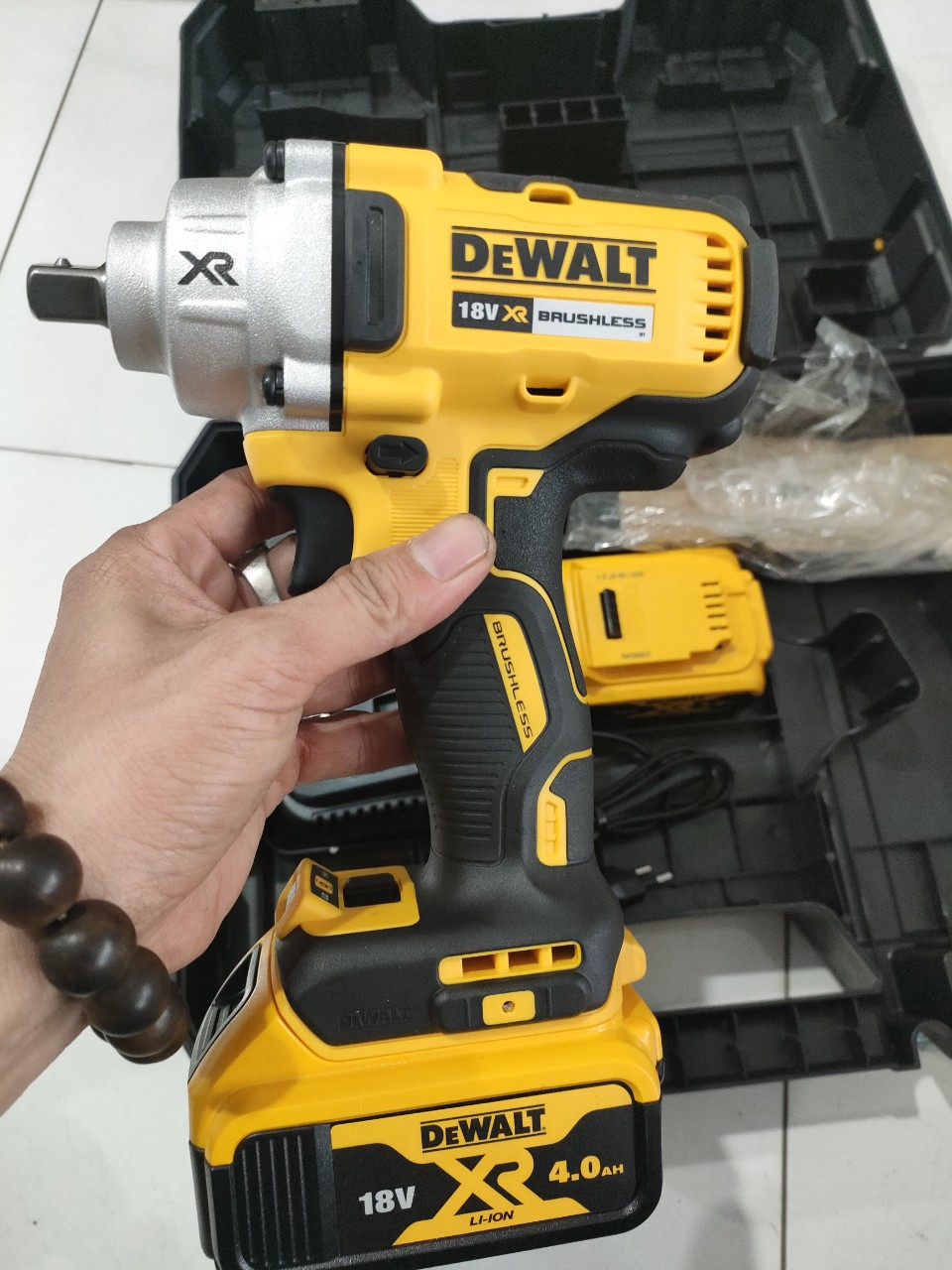 CHÍNH HÃNG - Máy vặn bulong dùng pin 18V Dewalt DCF894M2 ( máy, 2 pin 4ah, sạc , valy)