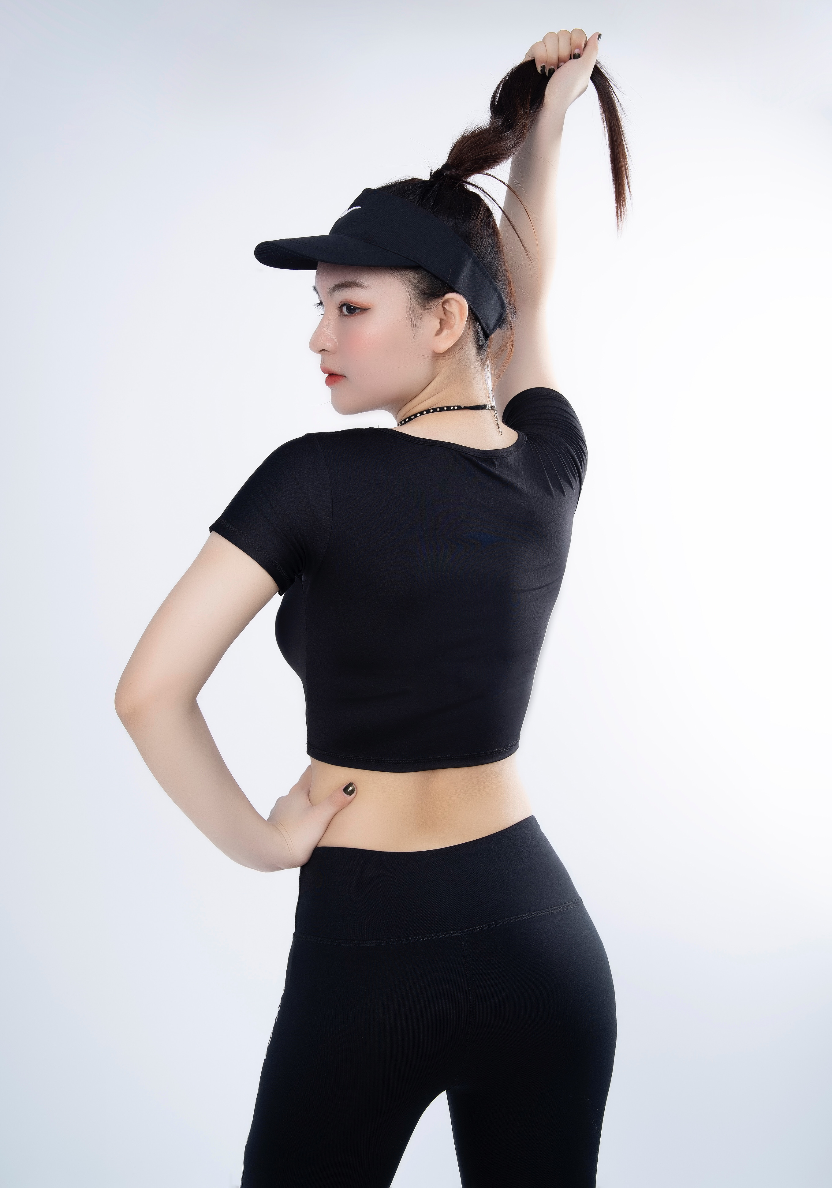 Bộ thể thao nữ quần dài áo croptop có tay Màu Đen - DD302