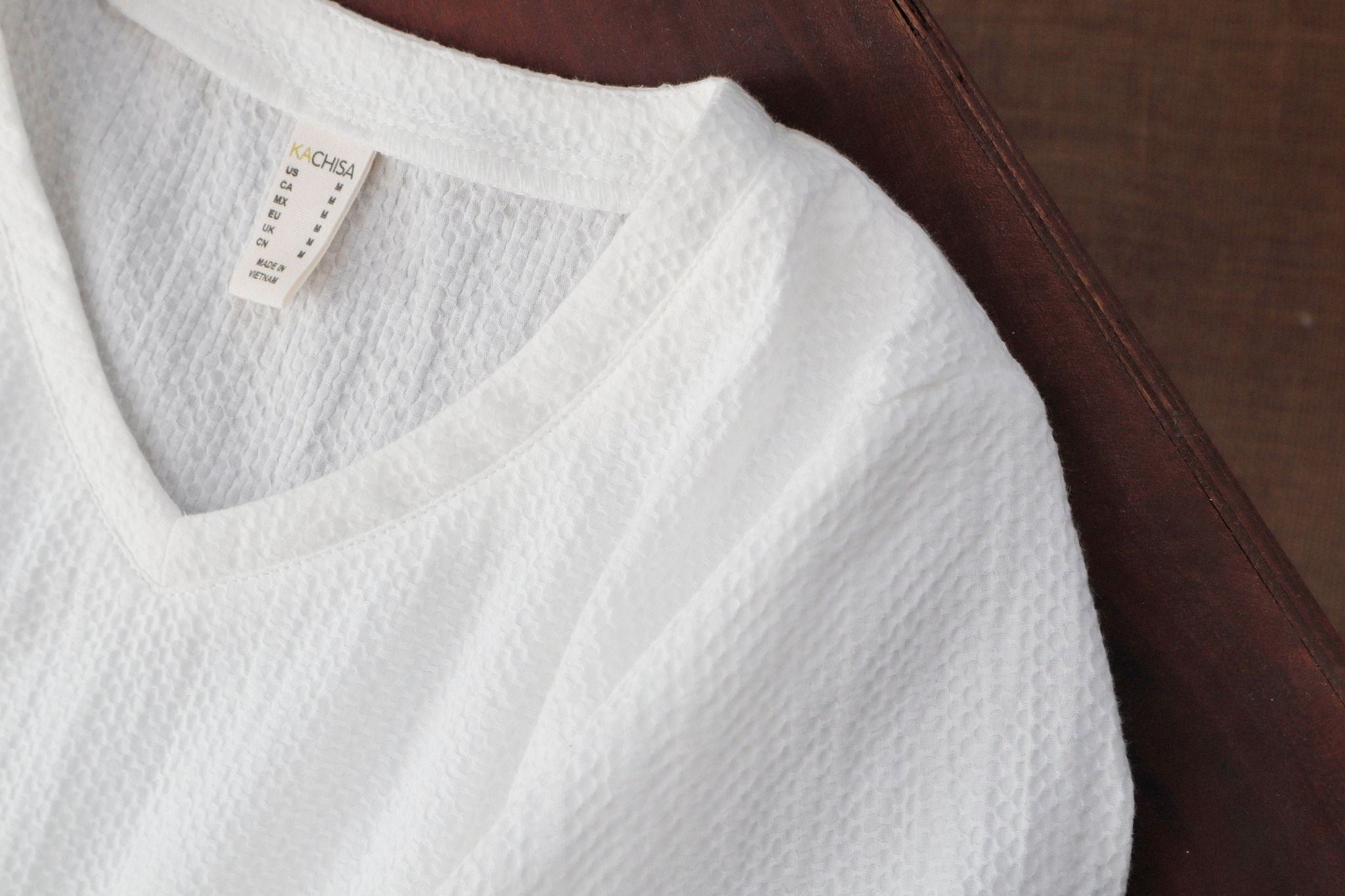 Áo xốp cotton KACHISA cổ tim xẻ tà màu trắng