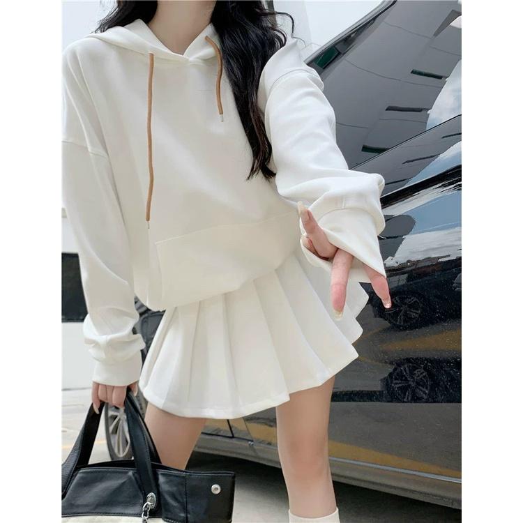 Set áo hoodie trắng có mũ kèm chân váy xếp ly ngắn năng động đồng phục hàn quốc