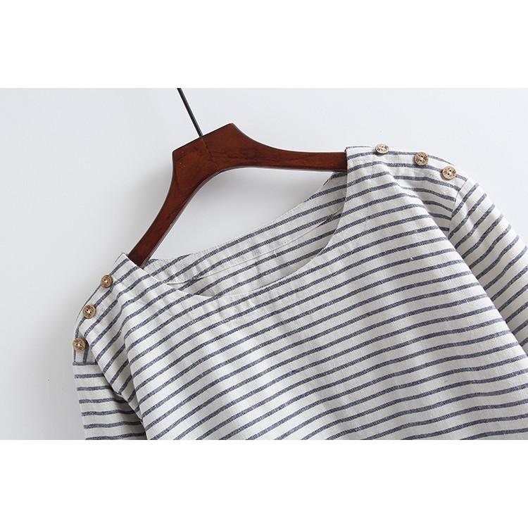 VÁY MORI SỌC NGANG ĐÍNH NÚT GỖ Ở VAI CÓ TÚI