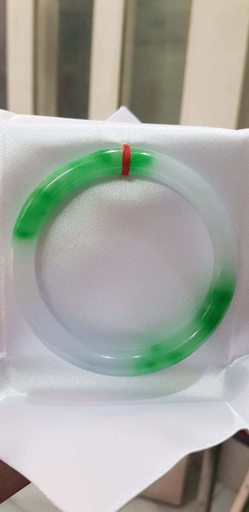 Vòng tay Nữ Đá Cẩm Thạch mới TR Lý 57 mm x cọng 7,5mm Màu Xanh lý tươi trắng 2 bên đều vòng đẹp Nữ 55kg - 64kg đeo đẹp món quà tặng chính mình và người thân đeo đẹp ạ