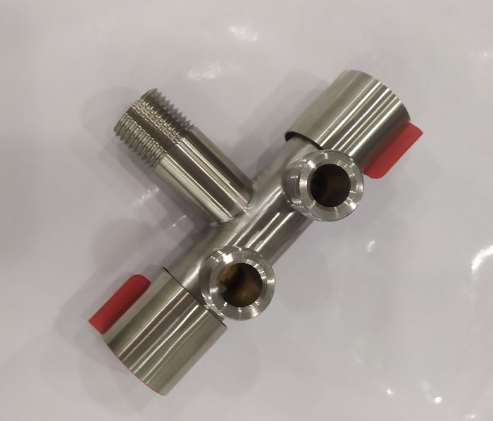 Vòi nước đơn lạnh thép không gỉ 304 2 van tay đỏ, xanh, 1 đầu nguồn, 2 vòi nước sử dụng trong nhà vệ sinh.