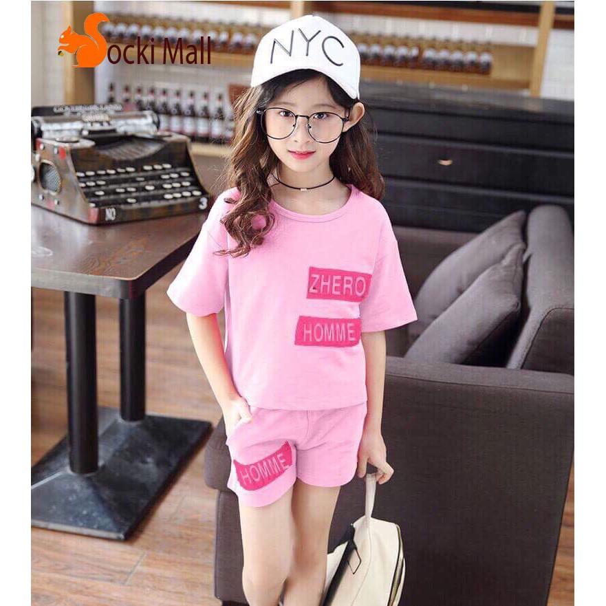 Bộ quần áo bé gái trễ vai, đắp chữ HOMME, chất cotton mát mẻ, thoải mái.