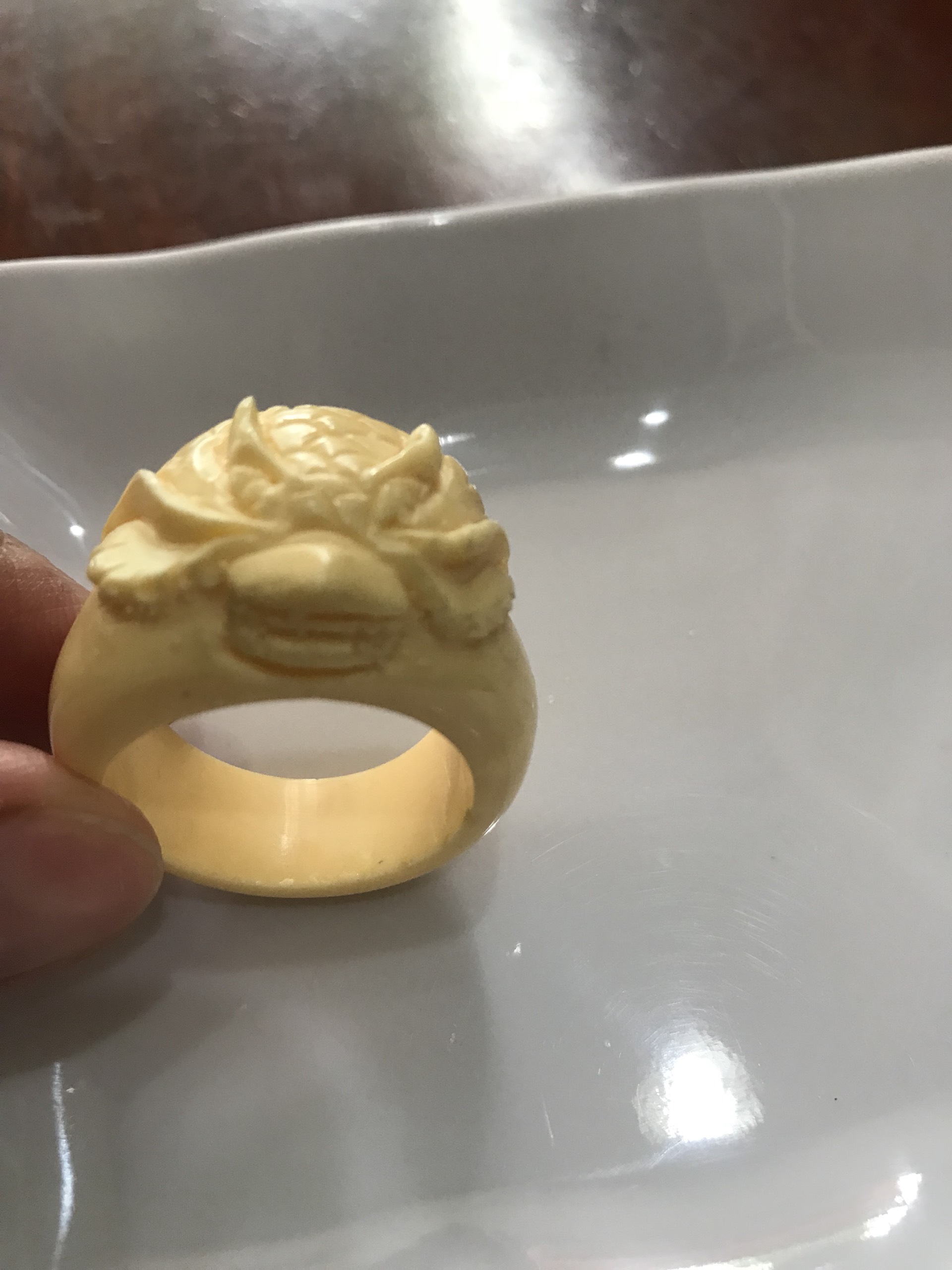 Nhẫn Nam Chạm Đầu Rồng Giả Ngà hay Xương Mỹ Nghệ màu trắng Ni to 24mm Cao 18mm Dầy 5mm Dành Cho Các Anh Nam đeo nhẫn ngón tay cái hay bất kỳ ngón tay nào ni lọt vừa tay là 24mm rẻ vẫn đẹp như thường ạ