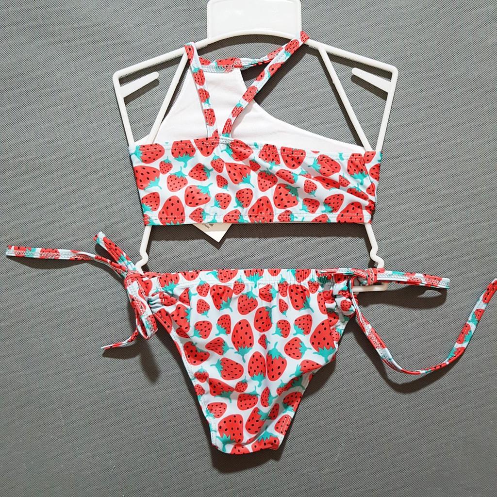 Bộ đồ bơi bikini lệch vai in quả dâu dễ thương cho bé gái nhỏ