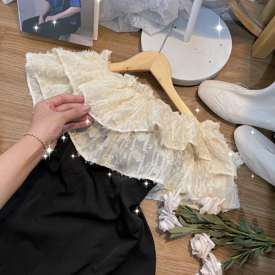 ĐẦM ĐEN NGẮN SUÔNG TRƠN TRỄ VAI PHỐI REN TRẮNG XẺ ĐÙI DẠO PHỐ DỰ TIỆC
