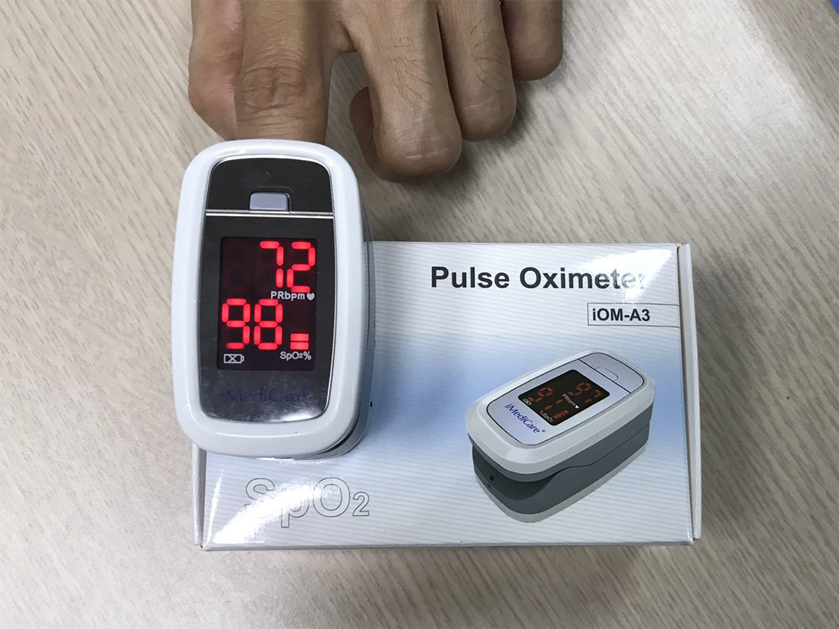 Máy Đo Nhịp Tim Và Nồng Độ Oxy Trong Máu Fingertip Pulse Oximeter iMedicare iOM-A3