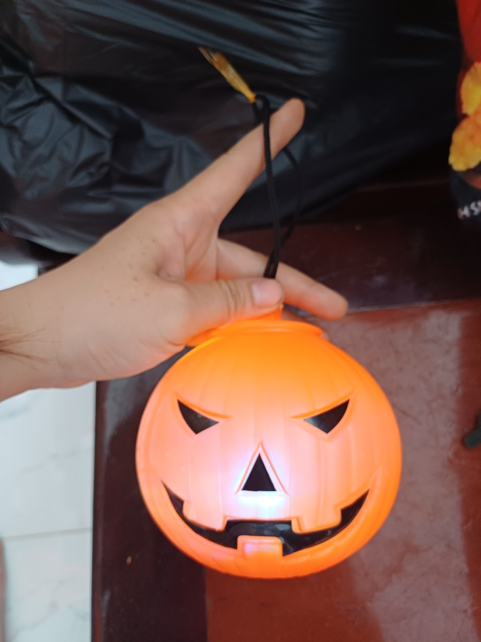 Đồ chơi trái bí halloween có đèn