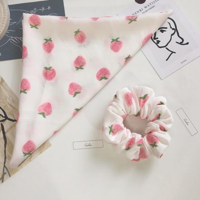 Bộ dây buộc tóc scrunchies và khăn bandana hoạ tiết dâu tây