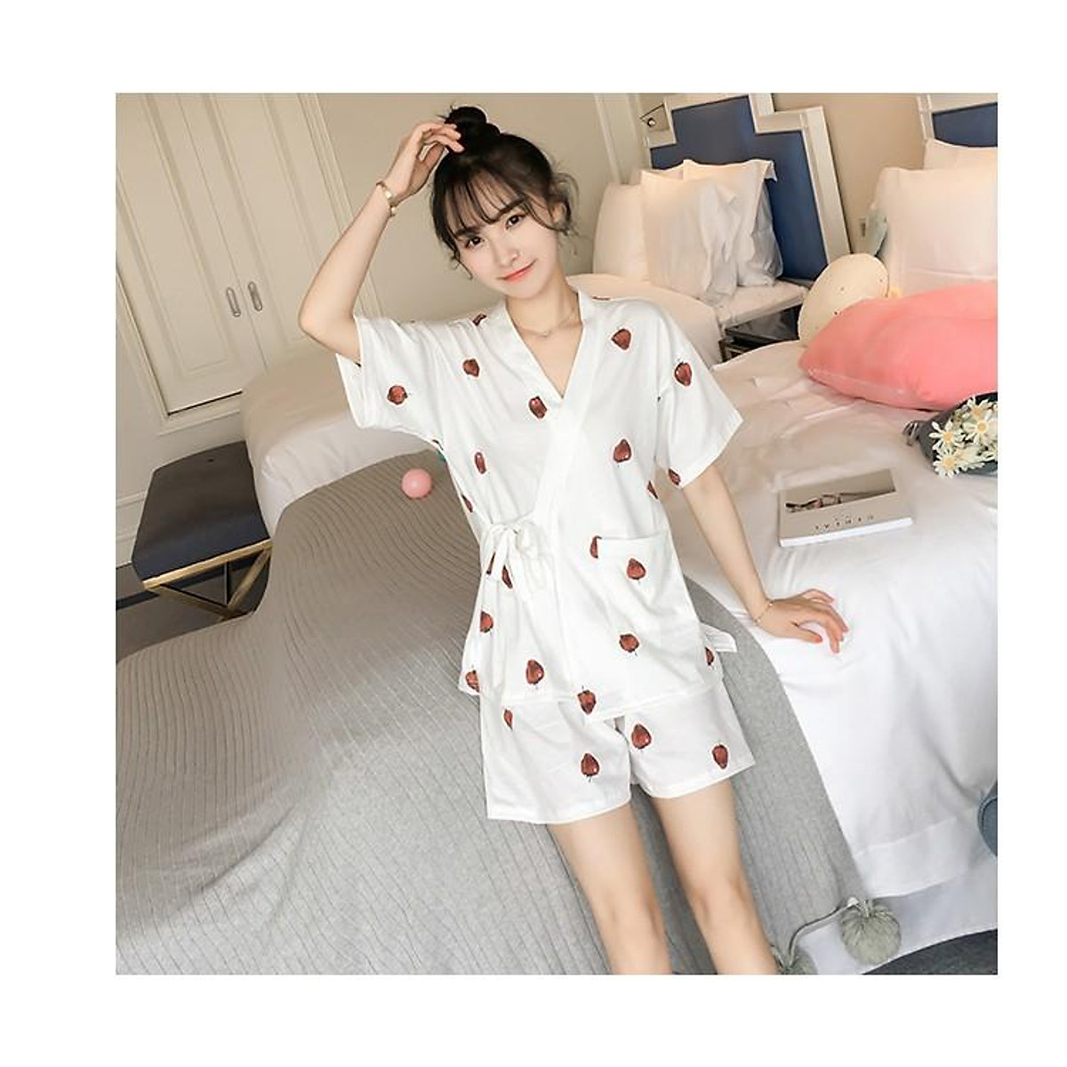 Bộ pijama Đùi Mặc Nhà Kèm Băng Đô Phong Cách HÀN chất thun cotton dày dặn co giãn và thấm mồ hôi tốt,nền vải trắng họa tiết trái dâu nổi bật, phong cách thời trang trẻ trung,xinh xắn và sang trọng.