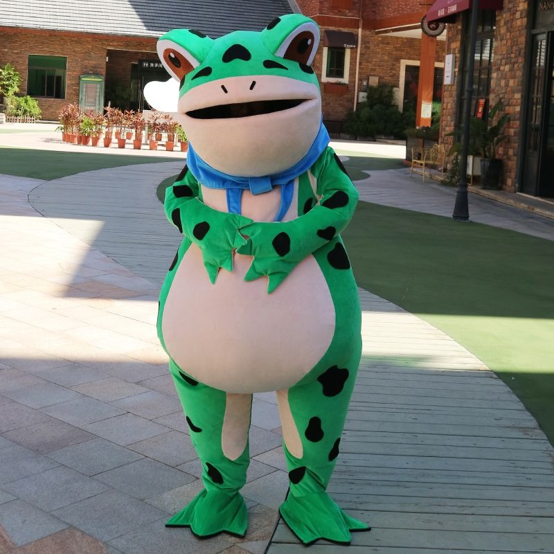 Mascot hoá trang Ếch mẹ đi bán ếch con