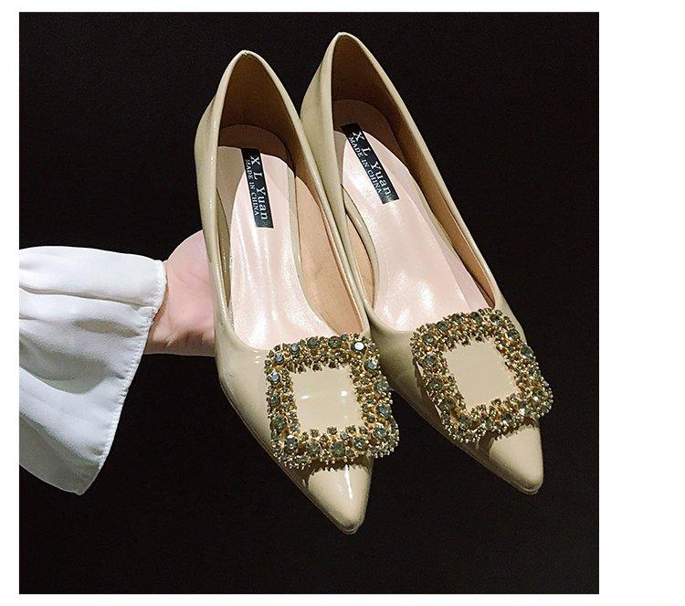 Giày cao gót với gót thấp đính phụ kiện vuông trang trí đơn giản thời trang cho nữ