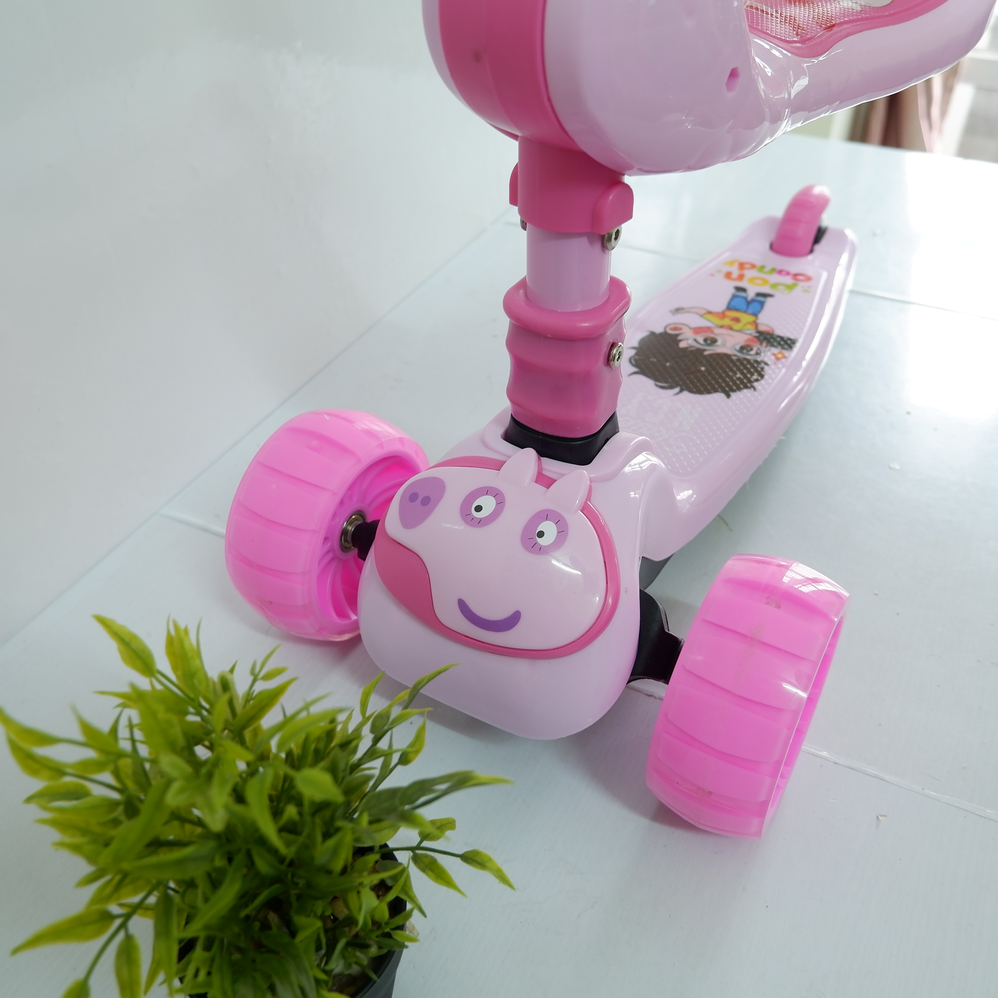 Xe trượt scooter có đèn  nhạc, có Ghế ngồi chòi chân + Tặng kèm 1khăn yếm tam giác cho bé