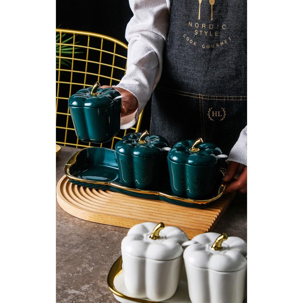 HŨ ĐỰNG GIA VỊ BẰNG SỨ KIỂU DÁNG ỚT CHUÔNG PHONG CÁCH VINTAGE | BỘ GIA VỊ SỨ 3 KÈM ĐẾ SỨ CAO CẤP KẺ CHỈ VÀNG KIM DECOR