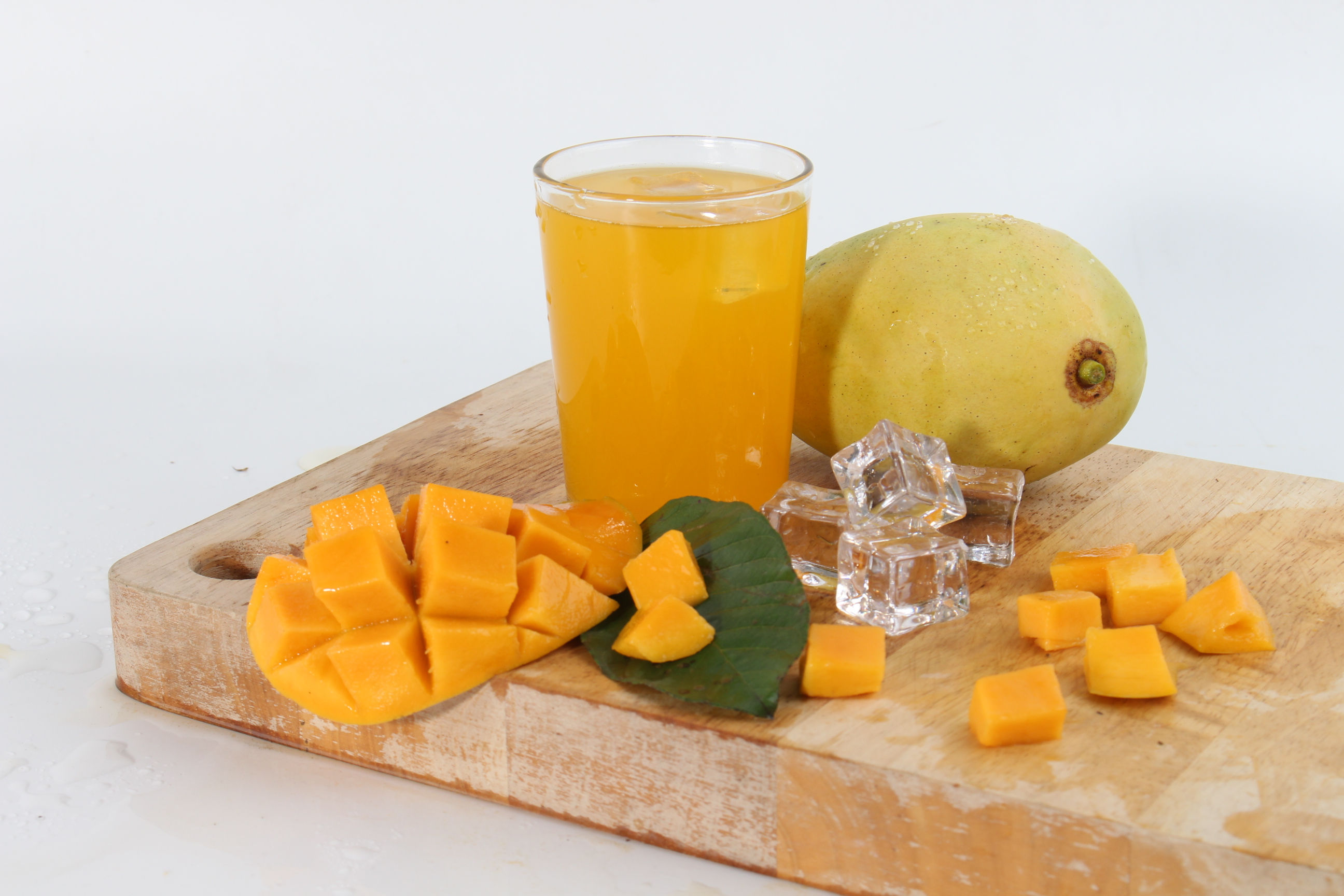 Nước ép Xoài từ trái cây tươi YOOH - Lốc 6 lon Giải khát bổ sung các vitamin cần thiết cho cơ thể