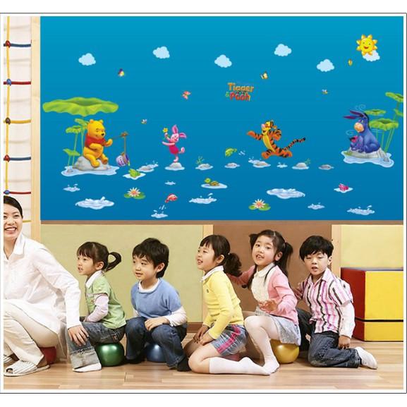 Decal trang trí tường Gấu Pooh câu cá cùng các Bạn