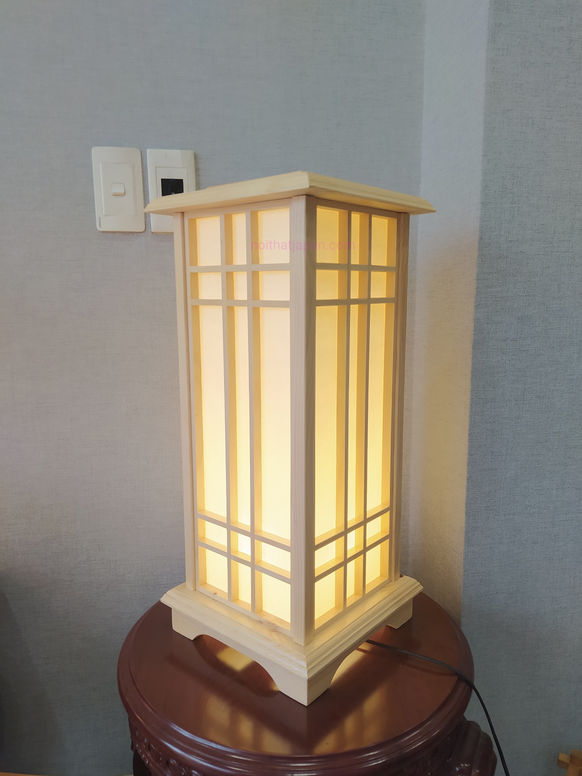 Đèn gỗ để sàn phòng trà Nhật, đèn gỗ phòng thiền, chất liệu gỗ tự nhiên kết hợp tấm Shoji Nhật kt 25*25*55cm, màu vàng sáng gồm đèn léd