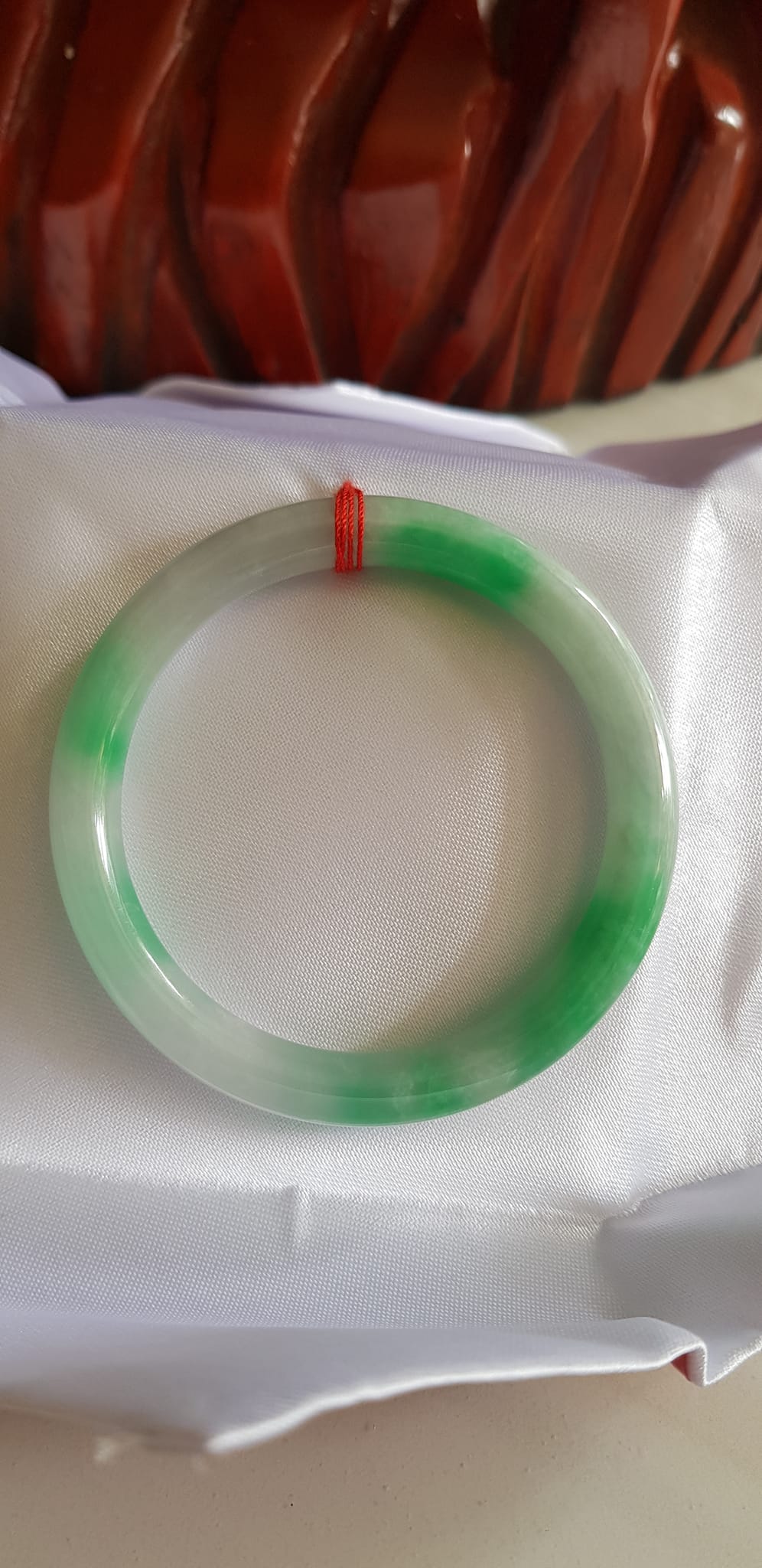 Vòng Cẩm Thạch tự nhiên mới TR LÝ  IC 49mm x cọng 7mm Vòng màu trắng xanh lý tươi đẹp nữ tay nhỏ 40kg - 49kg đeo rẻ đẹp ạ