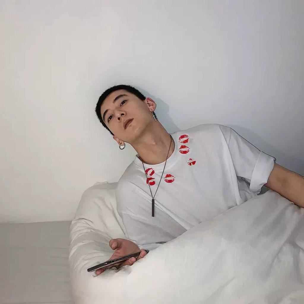 Áo thun ngắn tay không cổ ️Áo thun Stee môi hôn kiss trên cổ áo ️ ️ chất vải cotton chất mịn tốt
