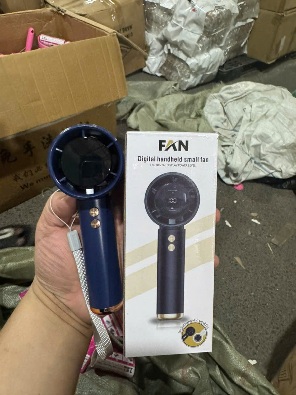 Quạt Cầm Tay Mini Sạc Pin 100 Cấp Độ Gió Màn Hình Led Hiển Thị Nhỏ Gọn Dễ Mang Đi