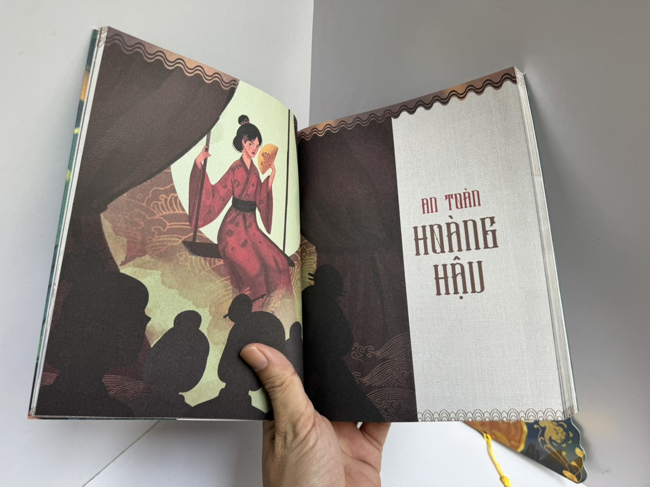 (Tặng bookmark quạt quân vương) (Bìa mềm) TƯỚC GẤM GIẤU ĐAY – Nhiều tác giả – Linh Lan Books