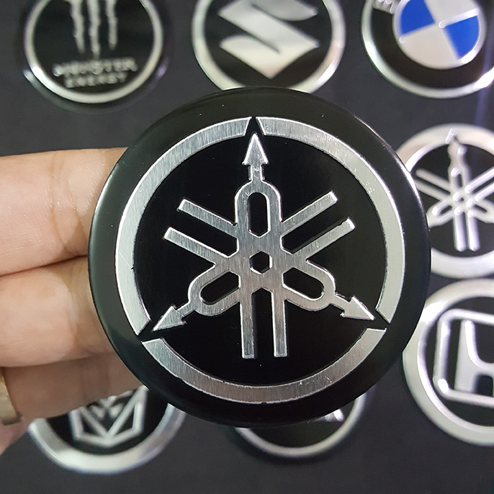 Sticker dán Metal kim loại hình logo YAMAHA ( viền đen ) kích thước 5.5cm