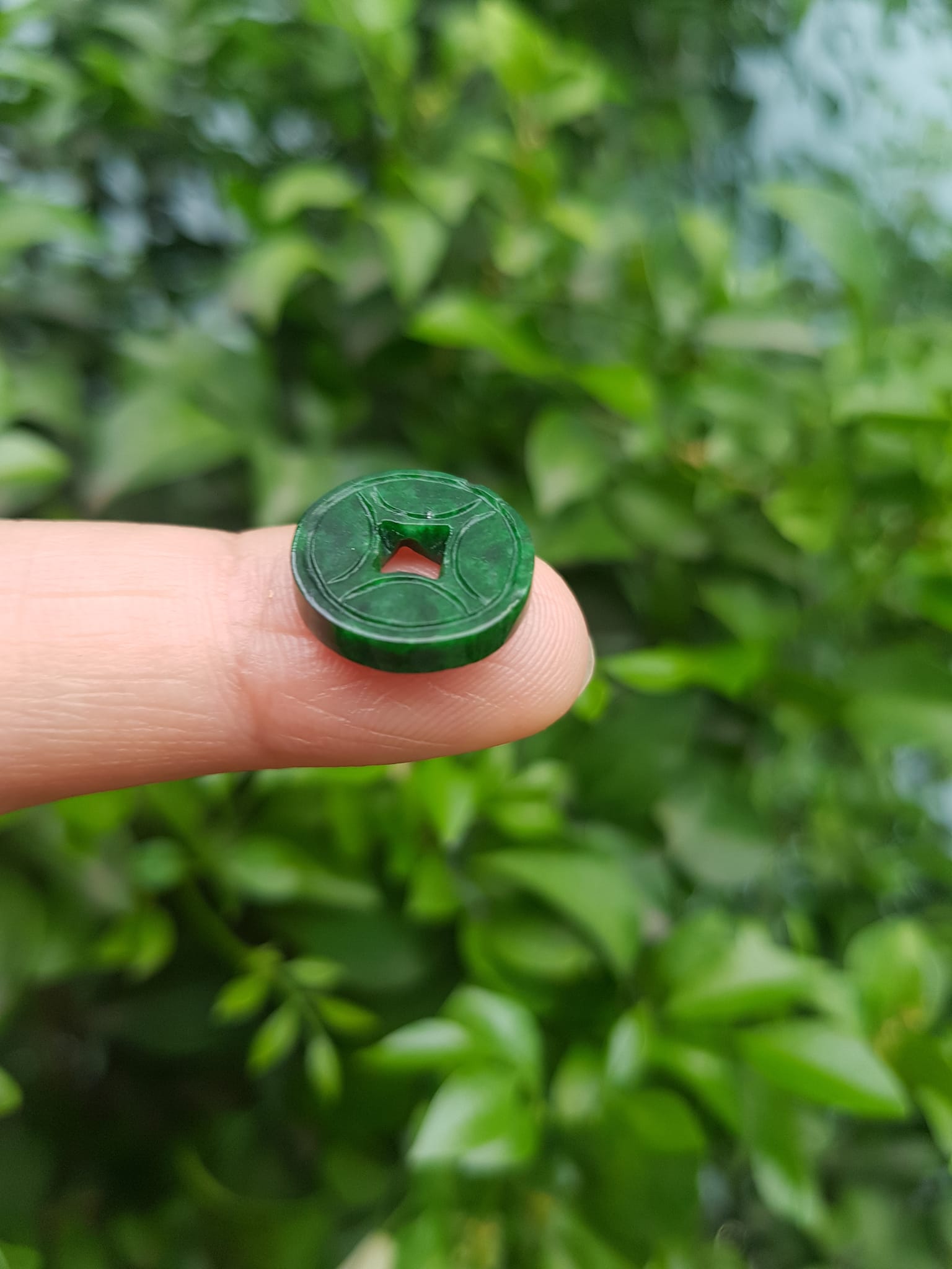 Mặt Dây Chuyền Mặt Nhẫn Đồng Tiền Mới màu Xanh Đậm Đẹp Đá Cẩm thạch xanh tự nhiên  Size nhỏ vừa đk 13,5mm x dầy 3mm  Nữ bọc vàng lên đeo đẹp lắm rất ý nghĩa đồng tiền may mắn tài lộc ạ