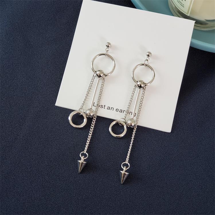 Bông tai style bụi bặm nam tính