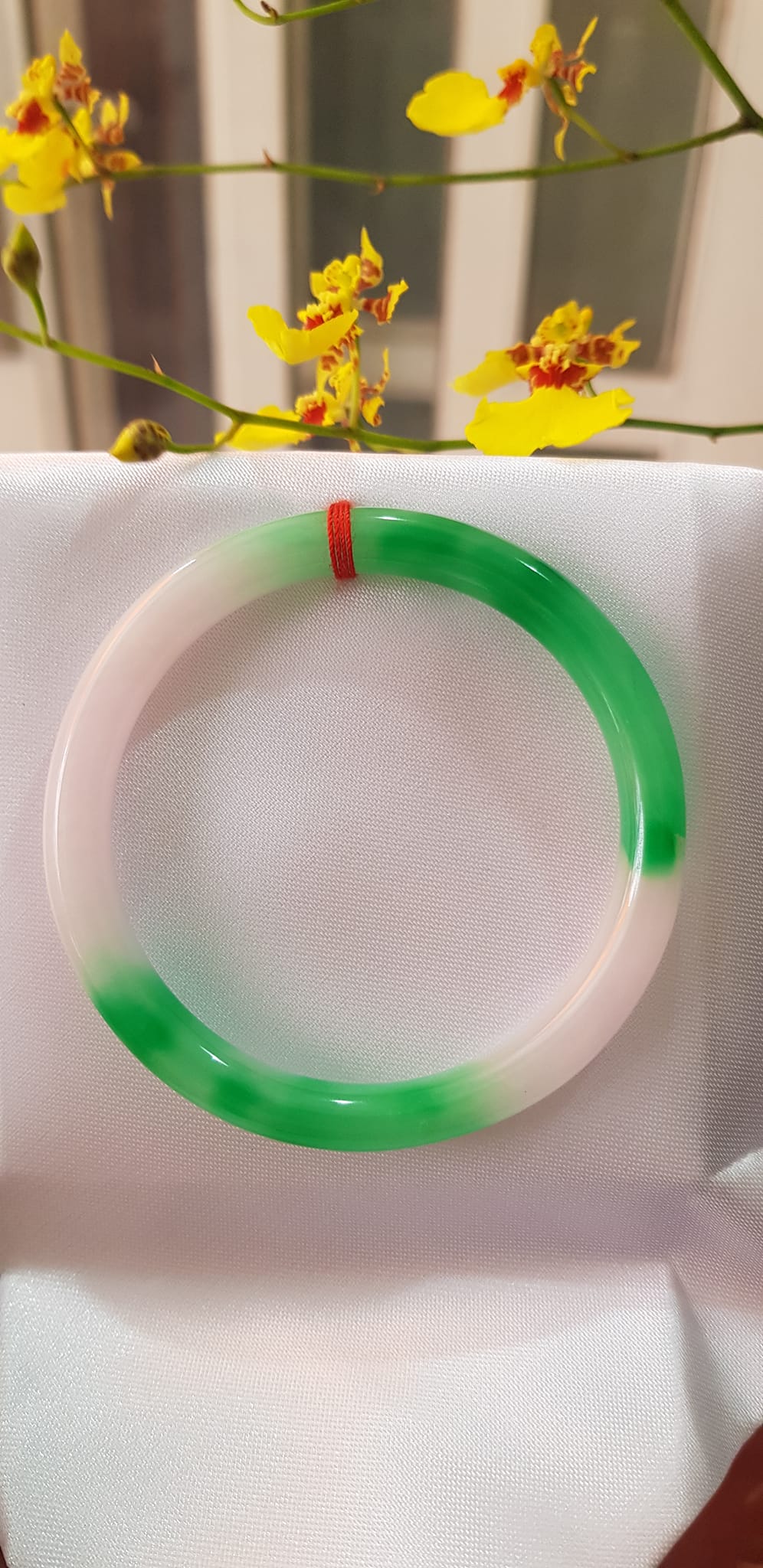 Vòng tay đá Cẩm Thạch mới TR Lý 51mm x cọng 6,2mm Màu Xanh lý 2 bên trắng đều đẹp Nữ 50kg - 53kg đeo lên xinh tay lắm luôn ạ món quà tặng ý nghĩa ạ