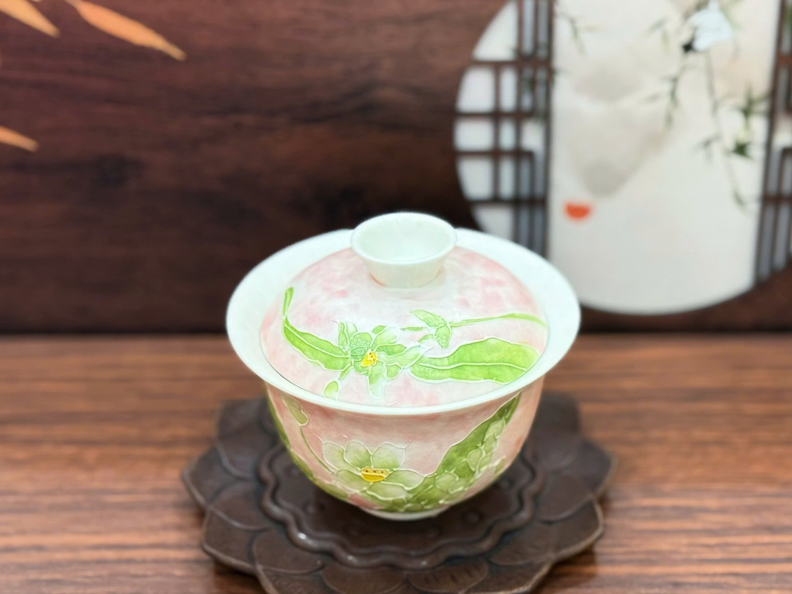CHÉN KHẢI ĐÁ QUẶNG TRẮNG KHẮC HOA SEN XANH TRÊN NỀN MÀU HỒNG - 120ML - GAIWAN