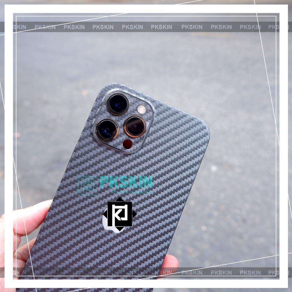 Miếng dán vân nổi carbon dành cho iPhone 12 ,12 pro ,12 pro max ,12 mini , iphone 13 ,13 pro , 13 pro max