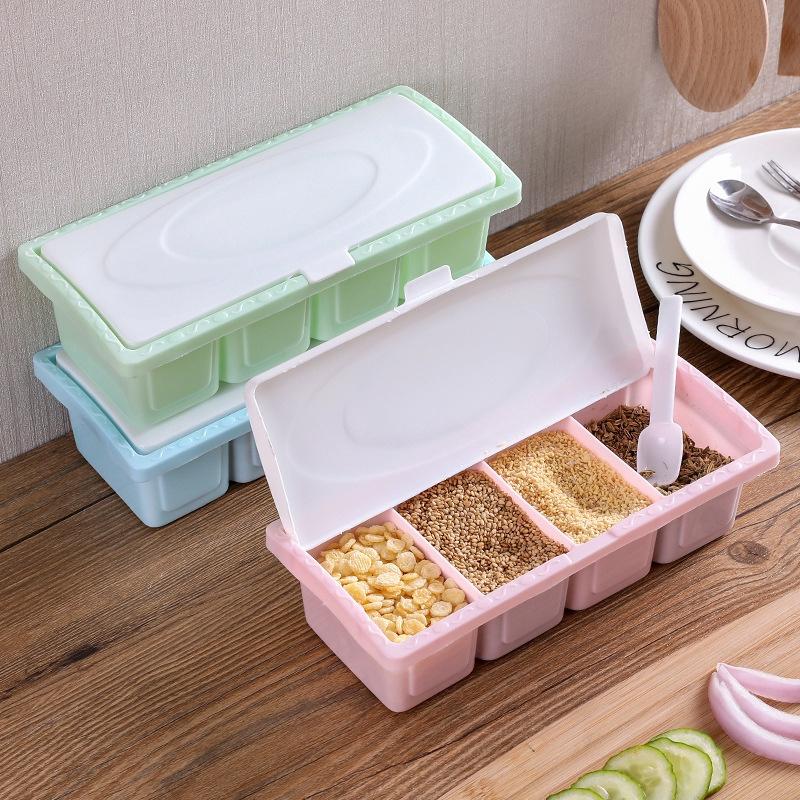 KHAY ĐỰNG GIA VỊ BẰNG NHỰA THIẾT KẾ 4 NGĂN CÓ NẮP ĐẬY GIÚP BẢO QUẢN GIA VỊ TỐT HƠN TẶNG KÈM MUỖNG