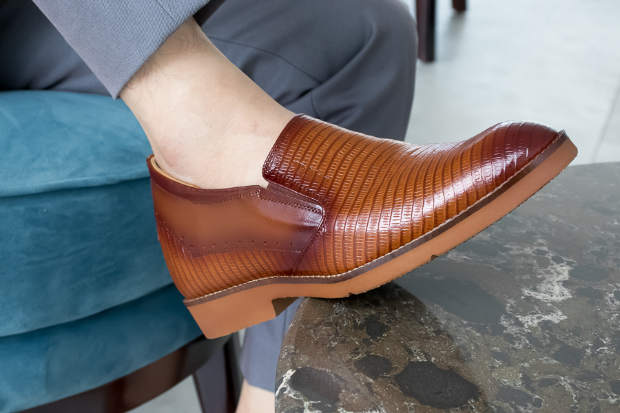 Giày Tăng Chiều Cao Nam Siêu Nhẹ T&TRA Tăng Cao 6Cm- S1085 Nâu Bò Dập Vân Sọc - Chất Liệu Da Bò Cao Cấp, Đế và Lót Tăng Cao Chất Liệu EVA Siêu Nhẹ, Trọng Lượng Nhẹ Hơn 30% So Với Đế Cao Su