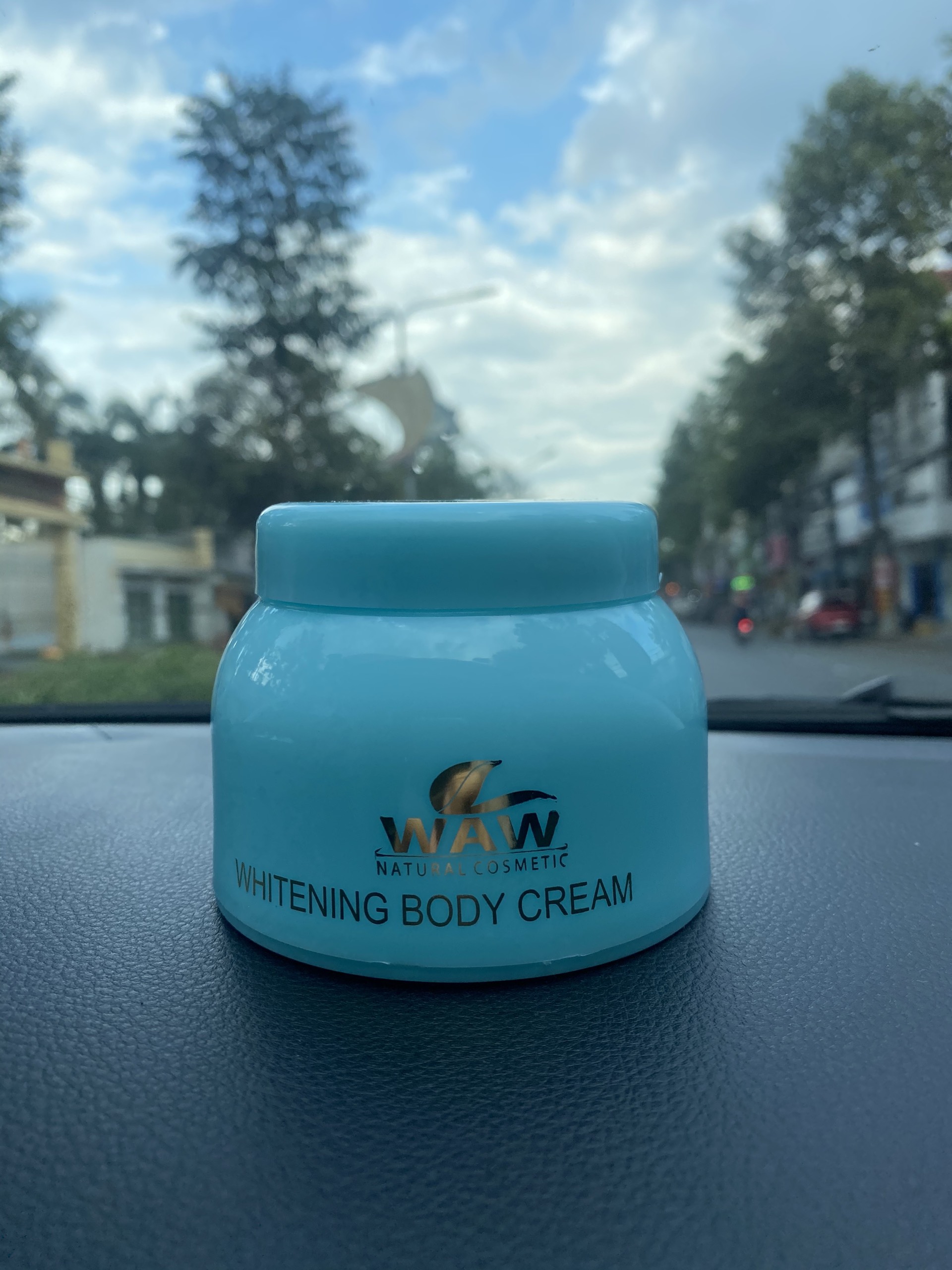 Kem dưỡng trắng da chống nắng dành cho body waw natural