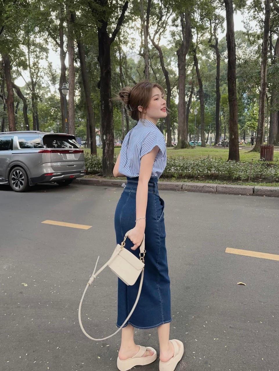 SET ĐI CHƠI, SET 2 MÓN ÁO SƠ MI KẺ PHỐI CHÂN VÁY JEAN DÀI KIỂU KÈM ĐAI CỰC SANG