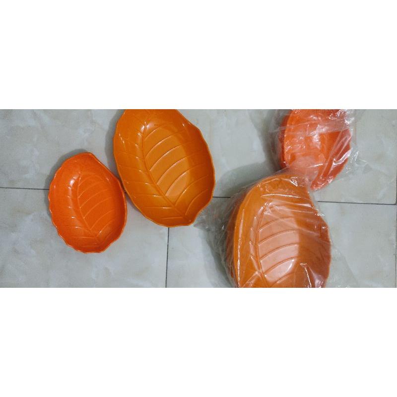Đĩa đựng đồ ăn vặt hình lá làm từ sợi lúa mì thân thiện với môi trường .