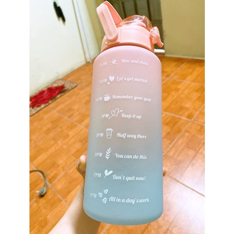 Bình nước 2L có vạch báo giờ uống nước - Bình đựng nước màu gradient bắt mắt có ống hút và sticker trang trí