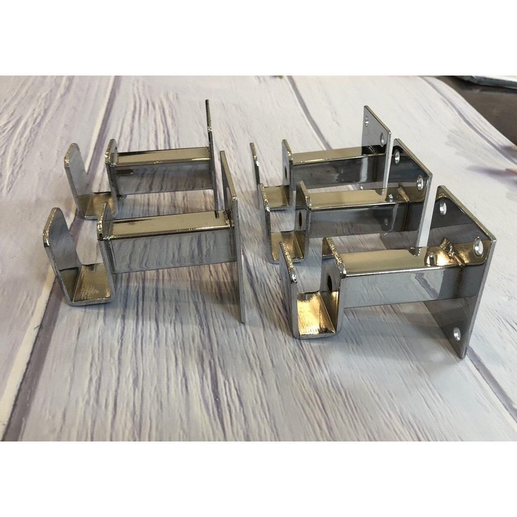Cốc đỡ, cài thanh inocx cài móc treo quần áo cho cửa hàng, shop thời trang