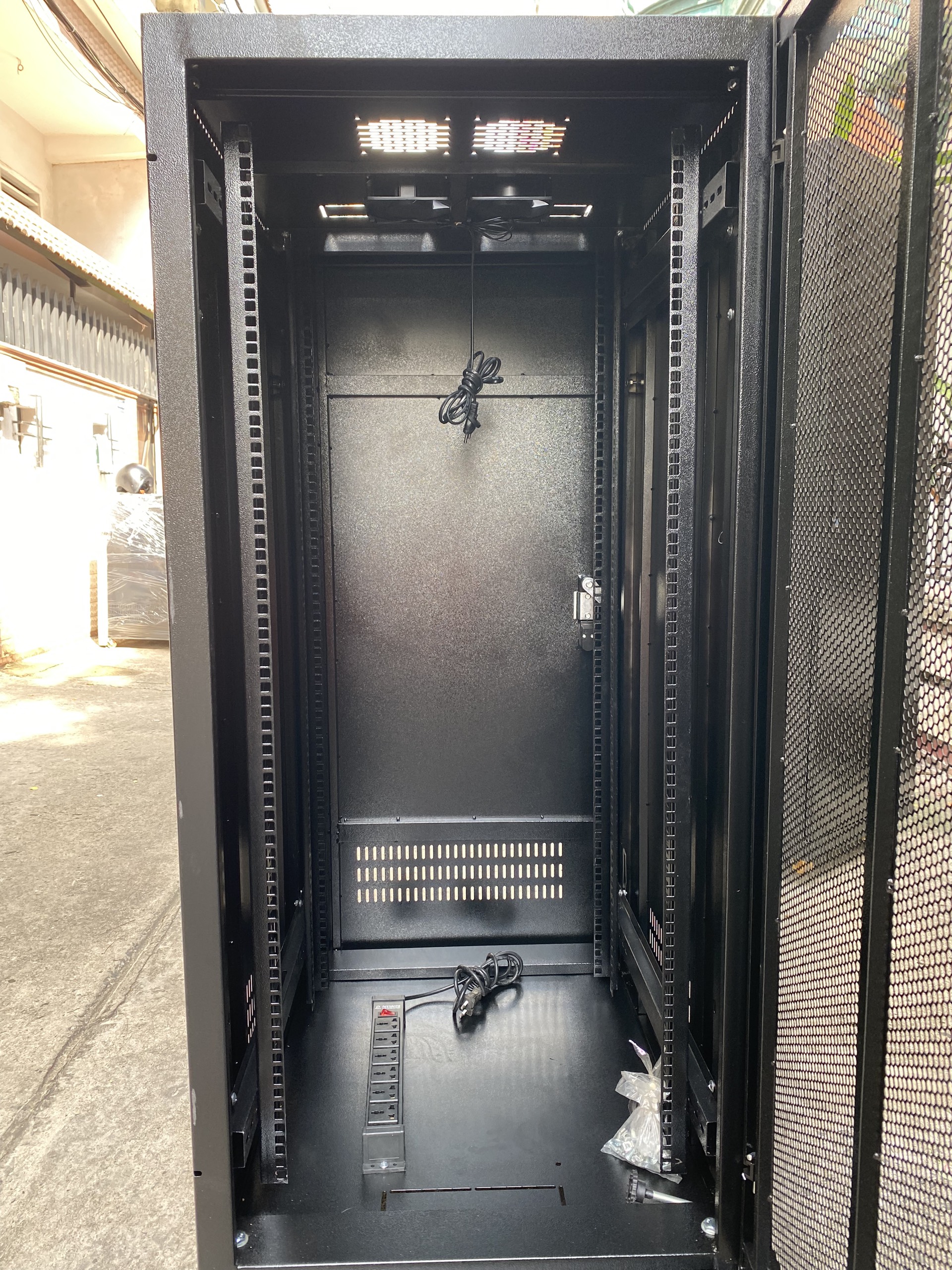 TỦ HTT RACK 19&quot; 27U-D600 - Hàng Chính Hãng