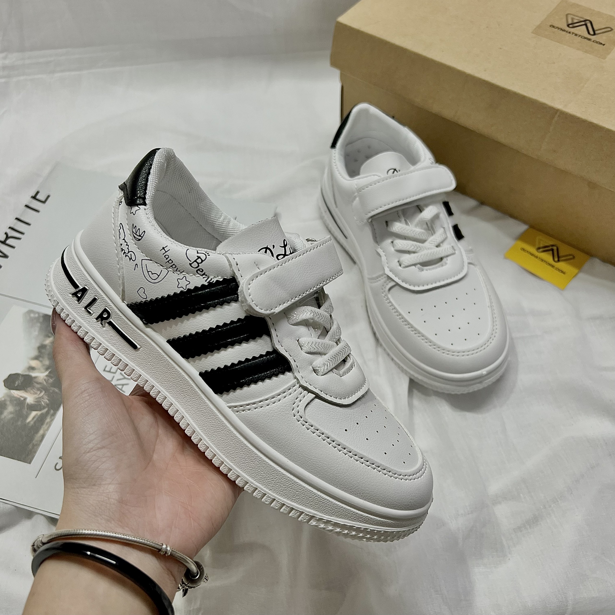 Giày Thể Thao Em Bé Gái Trai 3 Sọc Nhiều Màu Trắng Đen Đẹp Duy Nhật Store Uzzang Đẹp Êm Sneaker Bata Size Lớn Dán Dây