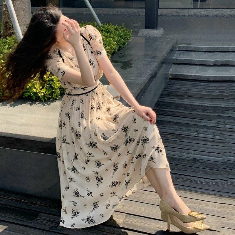 Đầm be thân dài họa tiết hoa đen phối hợp cổ chữ V nhign sang chảnh trẻ trung đi dự tiệc đi dạo phố Hàn Quốc
