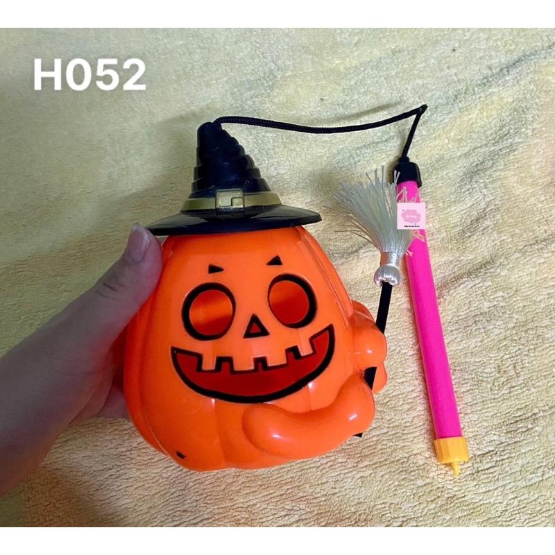 Đèn lồng bí ngô cầm chổi Halloween có đèn LED