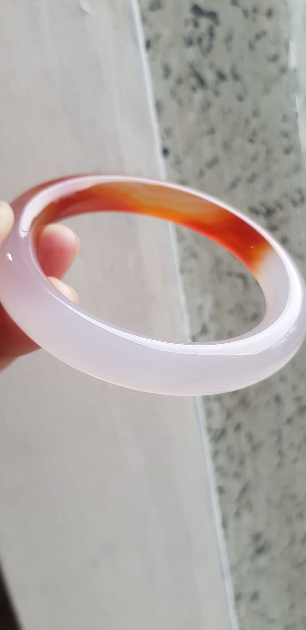 Vòng tay đá mã não Đỏ đậm Trắng Ni 56mm x cọng to 10mm Màu đỏ đậm trắng bóng 1 bên đẹp ạ Nữ 55kg - 63kg đeo xinh tay đẹp ạ