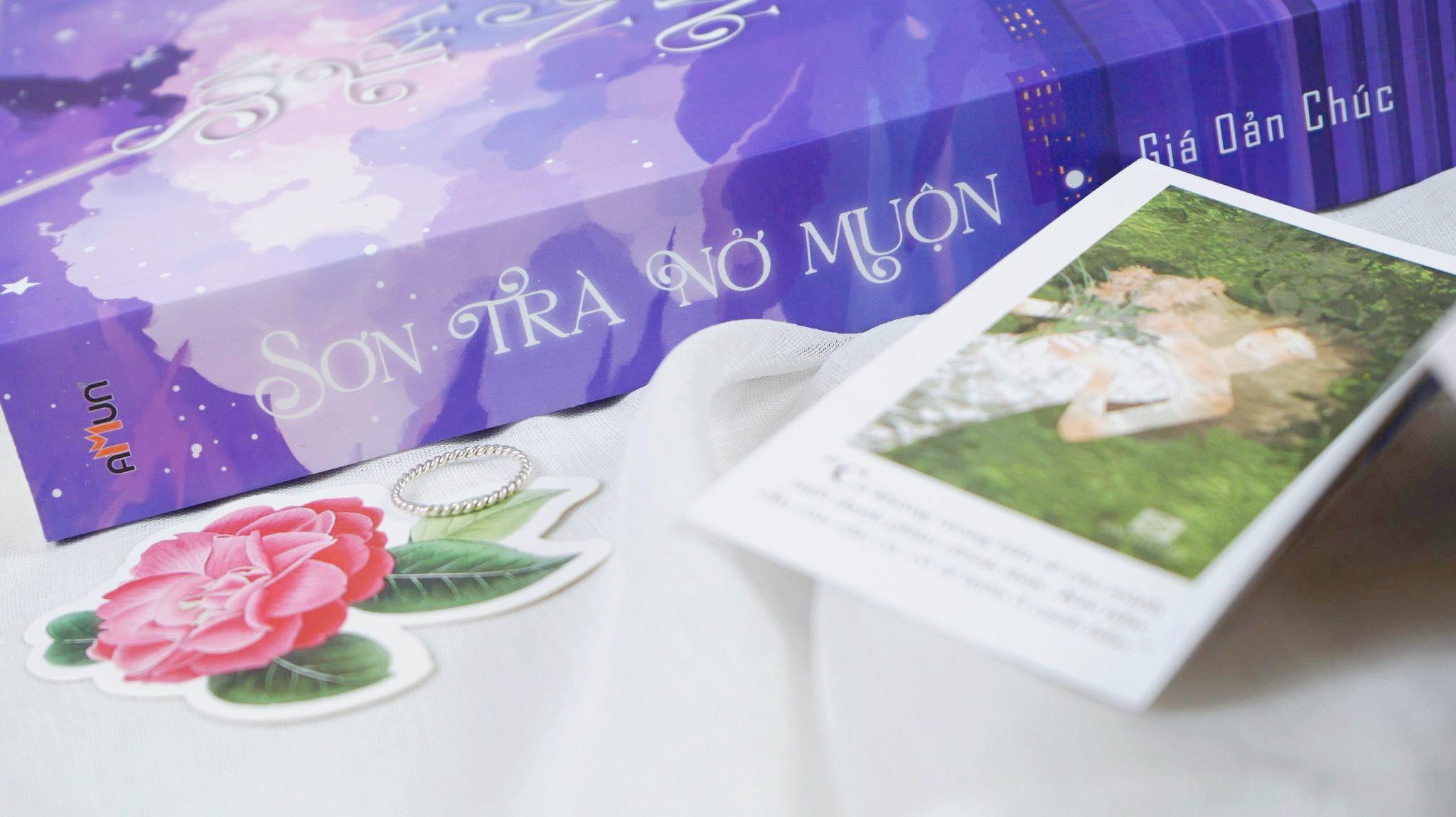 Sơn Trà Nở Muộn - Tặng Kèm 1 Bookmark Hoa Sơn Trà + 1 Bookmark Chiếc Bật Lửa + 1 Postcard